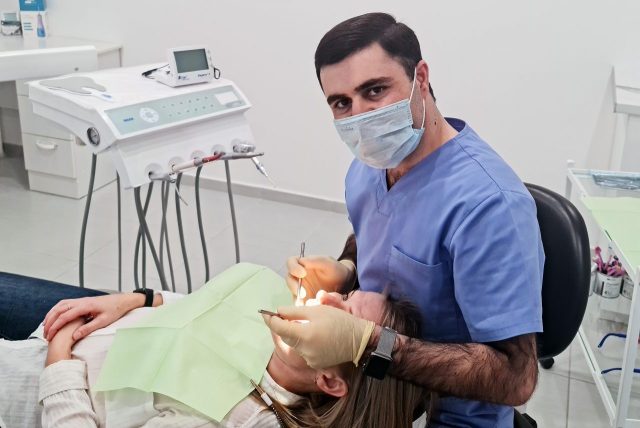 Стоматолог Андраник Баятян